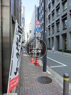 玄関前の歩道にはレンガが敷かれています