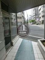 ビル1階の入口です