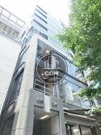 玄関前から見上げた外装