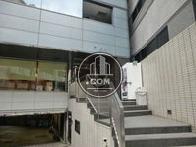 右手より正面玄関まで延びる階段