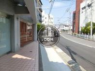 玄関前の歩道