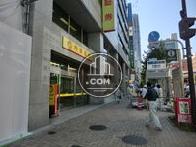 茅場町駅の出入り口目の前です