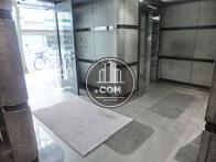 石造りと鏡が合わさったエントランスです