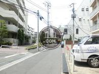 玄関前の通り