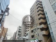 周辺は居住用ビルが比較的多く立ち並びます