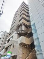 建物右側に外階段があります