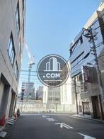 隣接する側道奥からの見え方