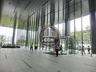 ガラス張りの開放感溢れるエントラスホールです