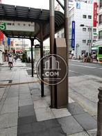 目の前にバス停