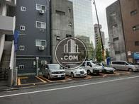 ビルの隣にコインパーキングがありました