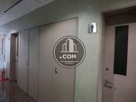 エントランス内に男女別トイレがあります