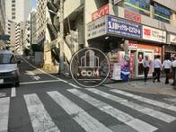 物件前は、人通りが多いです