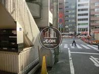 玄関前の明治通り方向