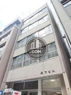 玄関前から見上げた外装