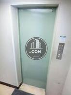 パステルトーンのエレベーター扉