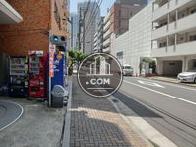 この先を行くと高層ビルが立ち並びます