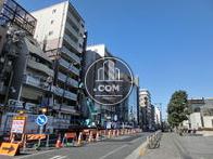 東京オペラシティ沿いです