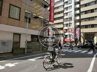 周辺は多数の人や車で賑わっております