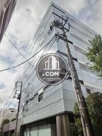 角地から見上げた外観