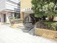 緑が多い出入り口回り