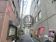 建物後方の裏路地の様子です