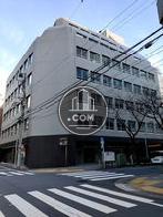 ８階建ての中高層ビルです