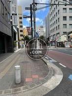 日中は人通りが多いですね