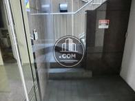 自動ドア手前に階段入口が設置されています
