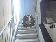 階段は隣の建物と隣接しています