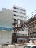 正面向って左隣はビルが隣接しています