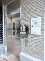 外にエレベーターが設置されています