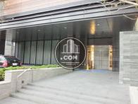 南側の入居者用玄関です
