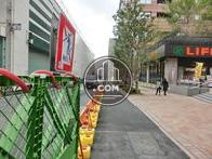 ビル脇の歩道です