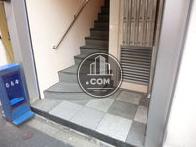 建物の左側が正面玄関になります
