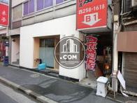 1階、地下は店舗になっております