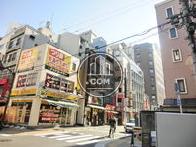 ビルの周辺は店舗が立ち並んでおります