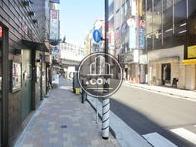 ビルの全面の歩道の様子