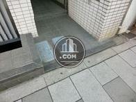 正面エントランスは段差はほとんど感じられません