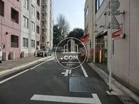 突き当りは新宿御苑です