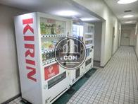 通用口に自動販売機が設置されております