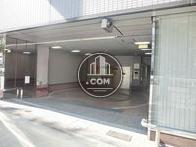 建物左側には立体駐車場が完備されております