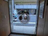 十分な採光が取れる大きな入口です