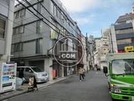 人や車の通りもあります