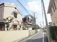 建物の裏手は閑静な住宅街です