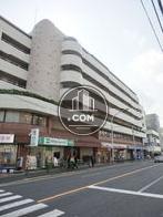 １階には複数の店舗が入っております
