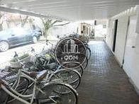 敷地内にある屋根付きの駐輪場です
