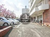 建物後方に広々した駐車場があります