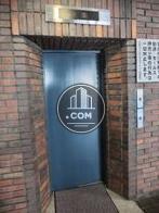 ９人乗りのエレベーターが１基あります