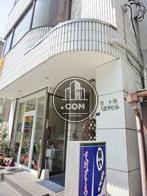 白で構成されています