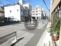 玄関前の通り